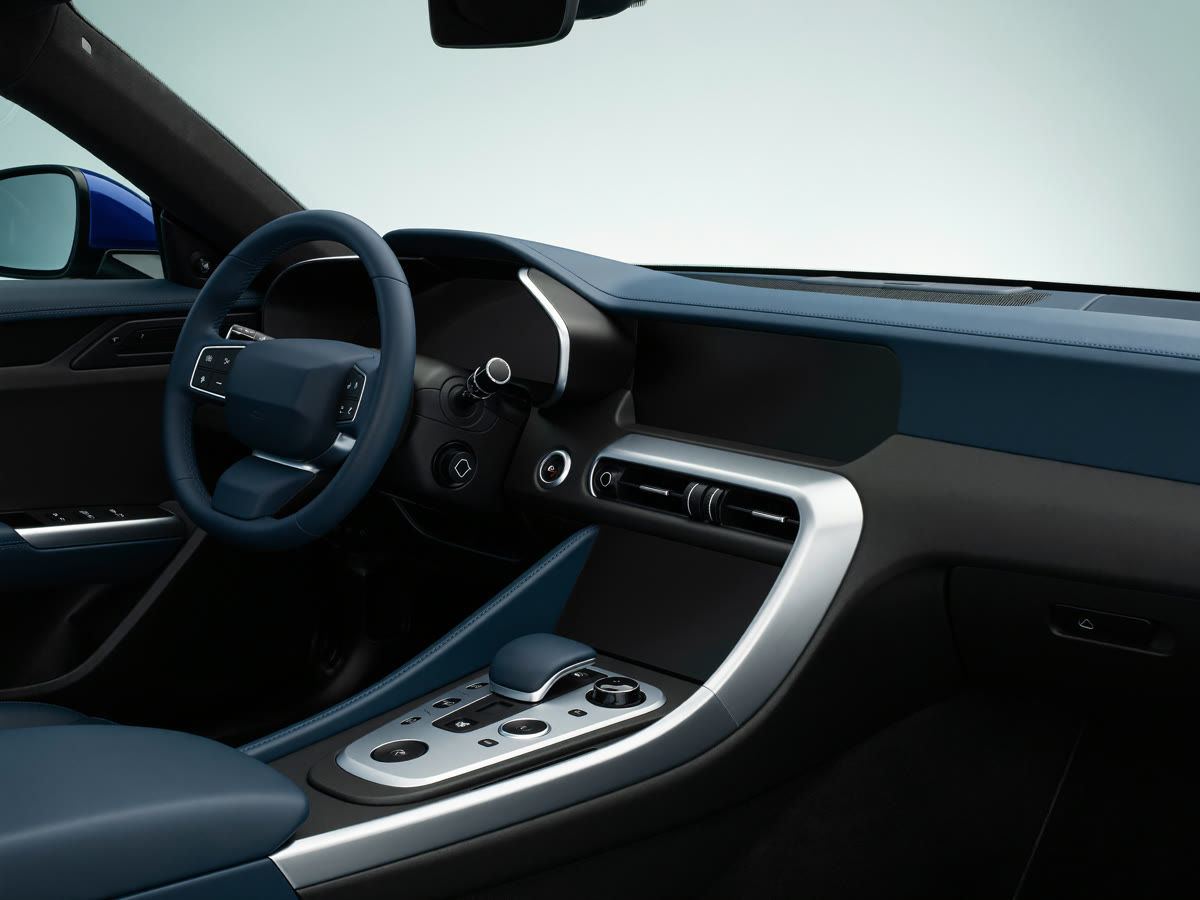 Clean dashboard, steering wheel and center console